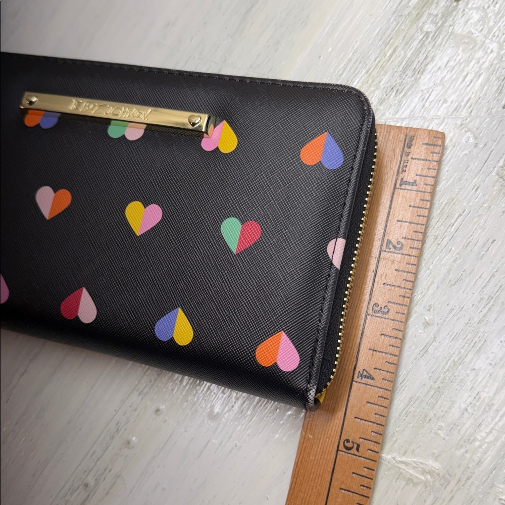 💚5/$25 SALE!💚 Betsy Johnson Rainbow Hearts on Black Faux Leather Zip Up Wallet - Picture 13 of 14